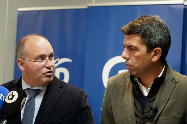 Archivo - El portavoz del PP en el Congreso, Miguel Tellado (i) y el presidente del PPCV y presidente de la Generalitat valenciana, Carlos Mazón (d), en una imagen de archivo