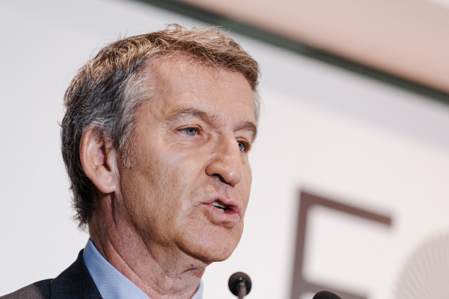 El presidente del PP, Alberto Núñez Feijóo, presenta al alcalde de Murcia, José Ballesta, en el Foro ABC, en la sede de ABC, a 24 de junio de 2025, en Madrid (España).
