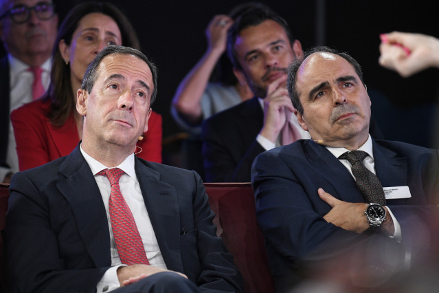 El CEO de CaixaBank, Gonzalo Gortázar (i), y el Consejero Delegado PwC, Manuel Martín Espada (d), durante el acto de clausura de la edición de 2025 del programa ‘Woman to Watch’ de PwC, a 2 de julio de 2025, en Madrid (España).