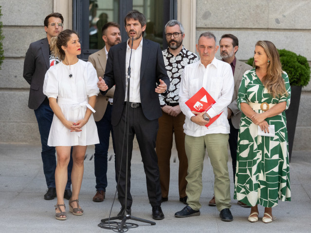 El portavoz de Sumar y ministro de Cultura, Ernest Urtasun, con el resto de representantes de la formación tras la reunión de seguimiento del pacto de coalición con el PSOE