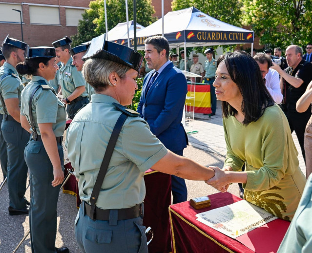 La directora de la Guardia Civil, Mercedes González, entrega los títulos a los 249 nuevos sargentos, entre ellos 23 mujeres