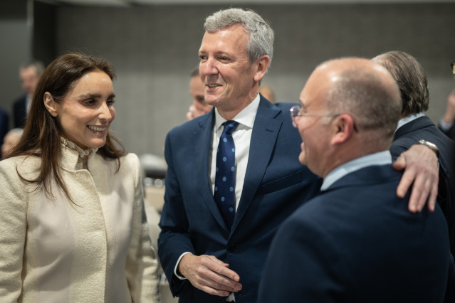 Archivo - (I-D) La empresaria y presidenta de honor de Club Siglo XXI, presidente de la Xunta de Galicia, Alfonso Rueda, y el protavoz del PP en el Congreso, Miguel Tellado, durante un almuerzo-coloquio, en la sede del Club Siglo XXI.