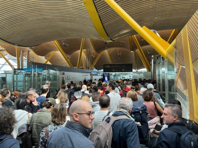 Archivo - Largas colas por falta de policías en los controles de pasaportes en el aeropuerto de Adolfo Suárez-Madrid Barajas en 2023.