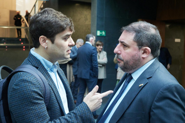 Archivo - El portavoz de Geroa Bai, Pablo Azcona ,con el presidente del Parlamento de Navarra, Unai Hualde.