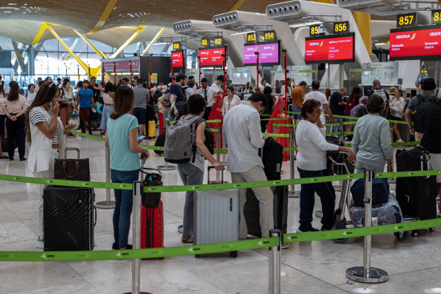 Varias personas en los mostradores de facturación del aeropuerto Adolfo Suárez Madrid-Barajas