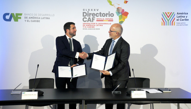 El presidente ejecutivo de COX, Enrique Riquelme, y el vicepresidente del sector privado de CAF, Antonio Silveira, durante la firma del acuerdo.