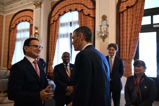 El presidente del Gobierno, Pedro Sánchez (d), saluda a su llegada a un almuerzo con empresarios , durante la tercera jornada de la IV Conferencia Internacional sobre la Financiación para el Desarrollo de Naciones Unidas.