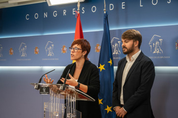 Archivo - La portavoz de Compromís en el Congreso, Àgueda Micó (Més), y el diputado de la formación, Alberto Ibáñez (Iniciativa), en rueda de prensa en imagen de archivo.