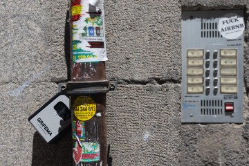 Archivo - Caja de seguridad para las llaves de una piso de alquiler turístico, a 17 de junio de 2024, en Madrid (España).