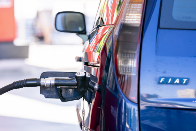 Archivo - Un hombre echa gasolina en una estación de servicio, el primer día de la primera operación salida del verano