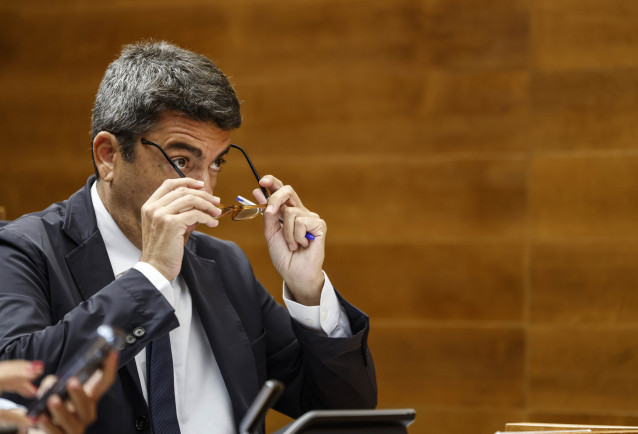 El presidente de la Generalitat, Carlos Mazón, durante una sesión de control en Les Corts Valencianes