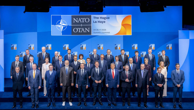 Foto de familia durante la segunda jornada de la Cumbre de la OTAN en La Haya