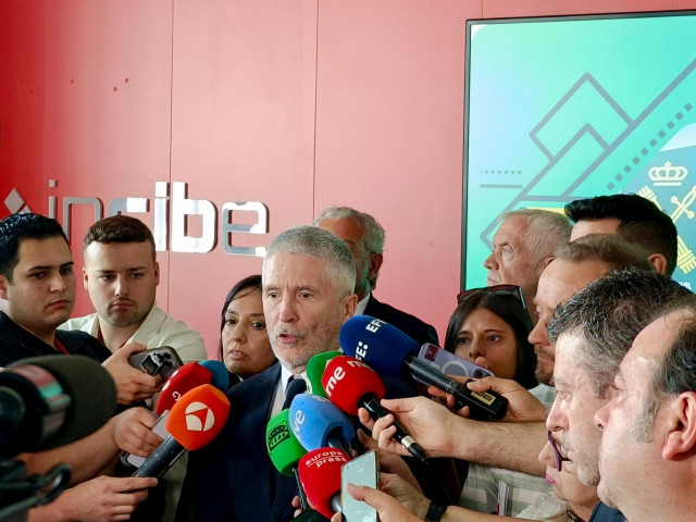 El ministro de Interior, Fernando Grande-Marlaska, artiende a los medios de comunicación en León donde este jueve s ha presentado el sistema de denuncia telemática de la Guardia Civil.