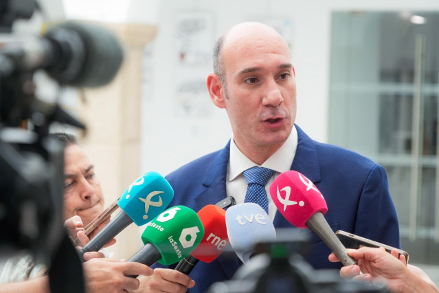 El portavoz del PP de Extremadura, José Ángel Sánchez Juliá, atiende a los medios de comunicación.
