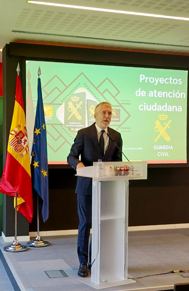 El ministro del Interior, Fernando Grande-Marlaska, presenta en León la oficina de denuncias telemáticas de la Guardia Civil, en la sede del Incibe.