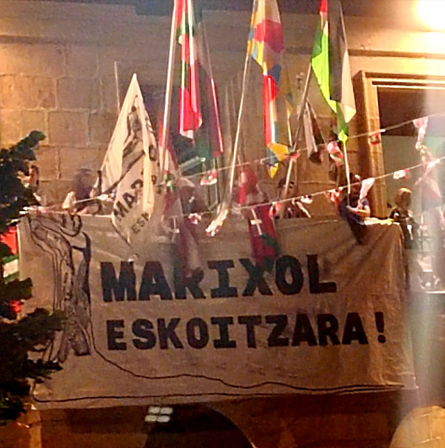 PNV de Eskoriatza (Gipuzkoa) denuncia la colocación de una pancarta a favor de 'Anboto' en la balconada del Ayuntamiento