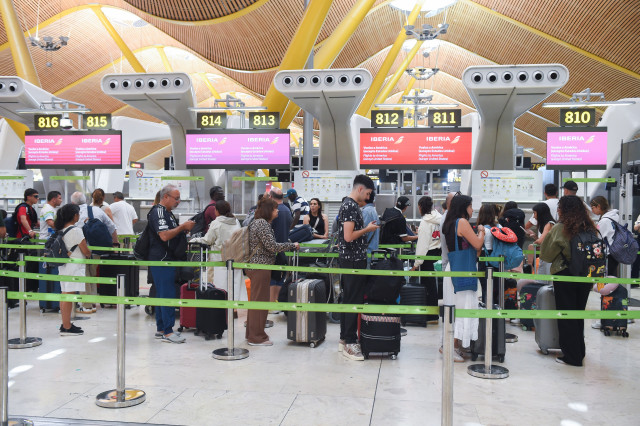 Pasajeros esperan en la entrada de la Terminal 4 de Barajas durante el colapso por falta de personal, a 2 de julio de 2025, en Madrid (España).