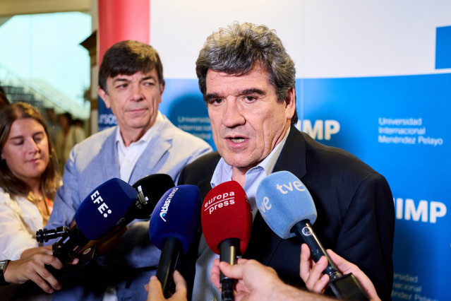 El gobernador del Banco de España, José Luis Escrivá, en declaraciones a los medios en la Universidad Internacional Menéndez Pelayo (UIMP)