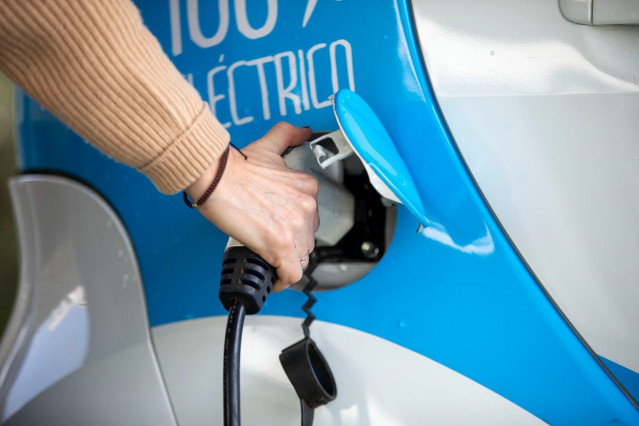 Archivo - Recarga de coche eléctrico