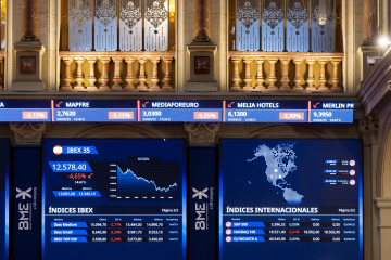 Archivo - Dos paneles del IBEX 35 en el Palacio de la Bolsa de Madrid, a 4 de abril de 2025, en Madrid (España).