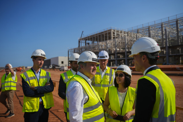 El ministro Jordi Hereu visita las instalaciones de PowerCo en Parc Sagunt