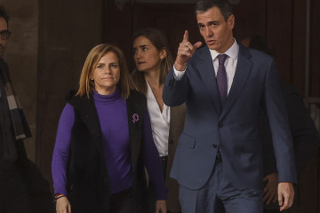 Archivo - La delegada del Gobierno en Valencia y secretaria de Igualdad del PSOE, Pilar Bernabé y el presidente del Gobierno y secretario general socialista, Pedro Sánchez, en una imagen de archivo.