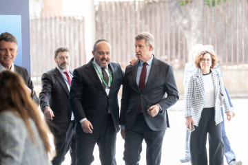 Archivo - El presidente del Partido Popular, Alberto Núñez Feijóo,  y el presidente del PP de Cataluña, Alejandro Fernández, a su llegada a la 40 Reunió Cercle d'Economia, en el Palau de Congres