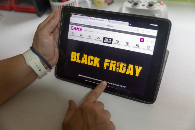 Archivo - Un joven mira una web de compras online, a 15 de noviembre de 2024, en Madrid (España).