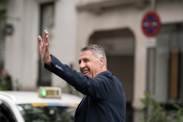 Archivo - El alcalde de Badalona, Xabier García Albiol,  a su llegada a la reunión de la Junta Directiva Nacional del Partido Popular (PP) en la sede de calle Génova, a 19 de mayo de 2025, en Madrid (España).