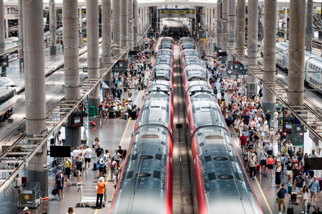 Varias personas en los uno de los andenes de la estación Puerta de Atocha-Almudena Grandes