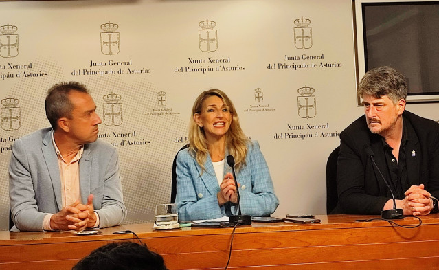 La vicepresidenta segunda del Gobierno y ministra de Trabajo, Yolanda Díaz, junto al diputado de IU-Convocatoria por Asturies, Xabel Vegas, y el consejero de Ordenación de Territorio asturiano, Ovidio Zapico.