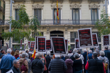 Archivo - Manifestantes piden el traslado de la Jefatura de Policía de Via Laietana