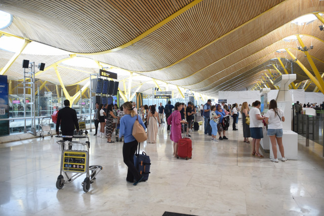 Pasajeros esperan en la entrada de la Terminal 4 de Barajas, a 2 de julio de 2025, en Madrid (España).