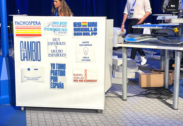 Stand de venta de camisetas en el XXI congreso nacional del Partido Popular.