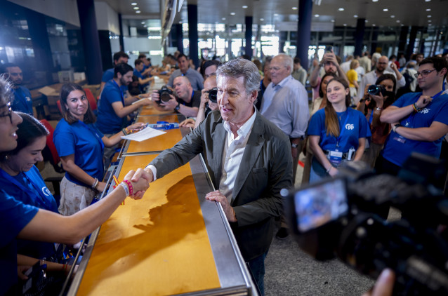 El presidente del PP, Alberto Núñez Feijóo, a su llegada al XXI Congreso Nacional del Partido Popular, a 4 de julio de 2025, en Madrid (España). Con el lema ‘Toma partido por España’, XXI Congreso del PP, celebrado en Madrid del 4 al 6 de julio de 2025, b
