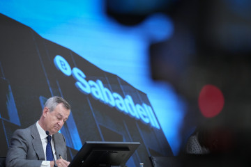 El ceo de Banc Sabadell César González-Bueno y el director financiero Sergio Palavecino explican la operación de TSB, a 2 de julio de 2025, en San Cugat, Barcelona, Cataluña (España). Durante la 