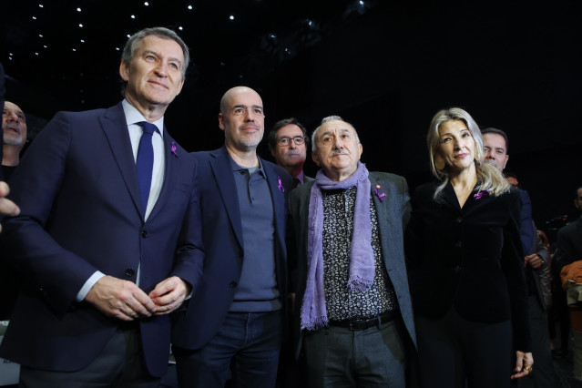 Archivo - (I-D) El líder del PP, Alberto Núñez Feijóo, el secretario general de CC.OO, Unai Sordo, el secretario general de UGT Pepe Álvarez, y la vicepresidenta segunda y ministra de Trabajo y Economía Social, Yolanda Díaz, posan durante el 44 Congreso C