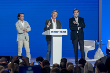 (I-D) El expresidente del Gobierno, José María Aznar, el presidente del PP, Alberto Núñez Feijóo, y el expresidente del Gobierno, Mariano Rajoy, durante el XXI Congreso Nacional del Partido Popul
