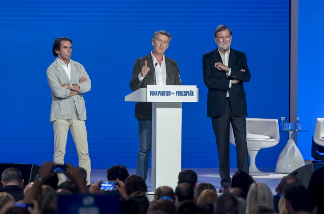 (I-D) El expresidente del Gobierno, José María Aznar, el presidente del PP, Alberto Núñez Feijóo, y el expresidente del Gobierno, Mariano Rajoy, durante el XXI Congreso Nacional del Partido Popular, a 4 de julio de 2025, en Madrid (España). Con el lema ‘T