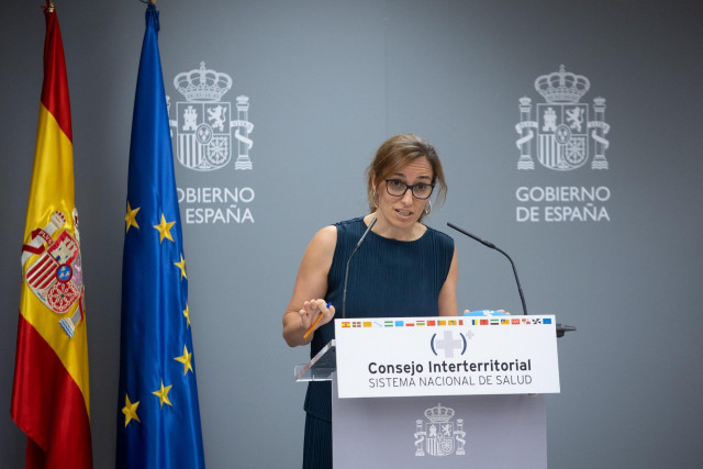 La ministra de Sanidad, Mónica García, ofrece declaraciones a los medios de comunicación antes del inicio del Pleno ordinario del Consejo Interterritorial del Sistema Nacional de Salud (CISNS), en la sede del Ministerio, a 4 de julio de 2025, en Madrid (E