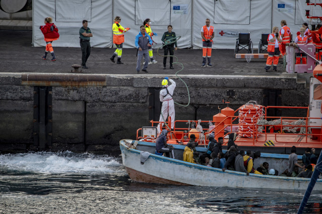 Archivo - Un cayuco a su llegada al puerto de La Restinga, a 7 de diciembre de 2024, en El Hierro, Canarias (España)