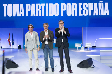 (I-D) El expresidente del Gobierno, José María Aznar, el presidente del PP, Alberto Núñez Feijóo, y el expresidente del Gobierno, Mariano Rajoy, durante el XXI Congreso Nacional del Partido Popul