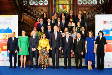 El ministro del Interior, Fernando Grande-Marlaska (3i), la presidenta Cantabria, María José Sáenz de Buruaga (4i), el Rey Felipe VI (c) y el consejero delegado de Repsol, Josu Jon Imaz (4d), en el