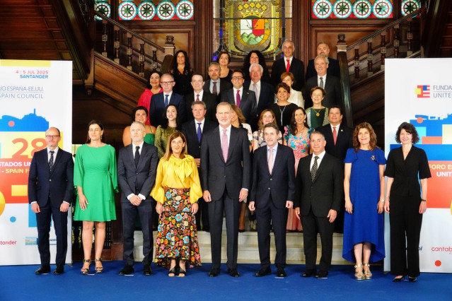 El ministro del Interior, Fernando Grande-Marlaska (3i), la presidenta Cantabria, María José Sáenz de Buruaga (4i), el Rey Felipe VI (c) y el consejero delegado de Repsol, Josu Jon Imaz (4d), en el Foro España-EEUU en Santander