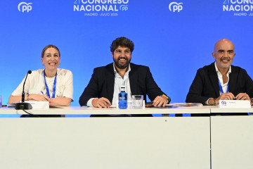 Foto del presidente del PPRM, Fernando López Miras, (centro) durante la Ponencia de Estatutos del Congreso Nacional del PP