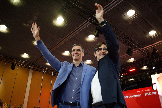 Archivo - El secretario general del PSOE y presidente del Gobierno, Pedro Sánchez (i), y el líder del PSC y candidato del partido a la Presidencia de la Generalitat, Salvador Illa (d), durante un acto del PSC, en el Palau de Congressos de Catalunya, a 18