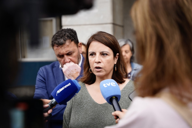 La delegada del Gobierno en Asturias, Adriana Lastra, atiende a los medios frente al Ayuntamiento de Laviana tras el asesinato de una mujer a manos de su marido de 90 años a 2 de julio de 2025, en Laviana, Asturias (España).