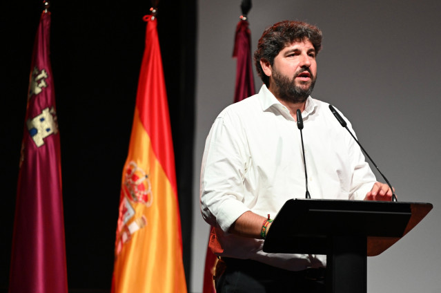 El presidente de la Comunidad, Fernando López Miras, recibió anoche el galardón 'Popular 2025', otorgado por la Asociación de Vecinos de La Hoya (Lorca)