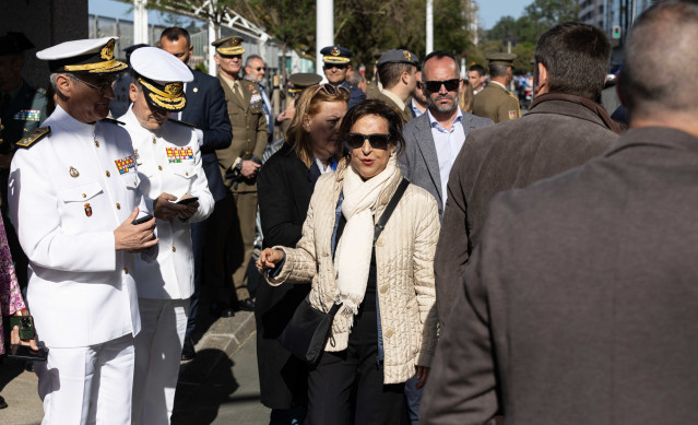 Archivo - La ministra de Defensa, Margarita Robles (c) durante los actos previstos con motivo del Día de las Fuerzas Armadas 2024, en la playa de San Lorenzo, a 24 de mayo de 2024, en Gijón, Asturias (España).