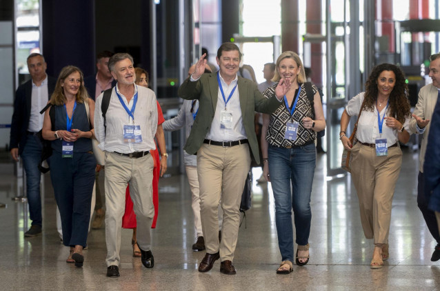 El presidente de la Junta de Castilla y León, Alfonso Fernández Mañueco (c), a su llegada al XXI Congreso Nacional del Partido Popular, a 4 de julio de 2025, en Madrid (España).